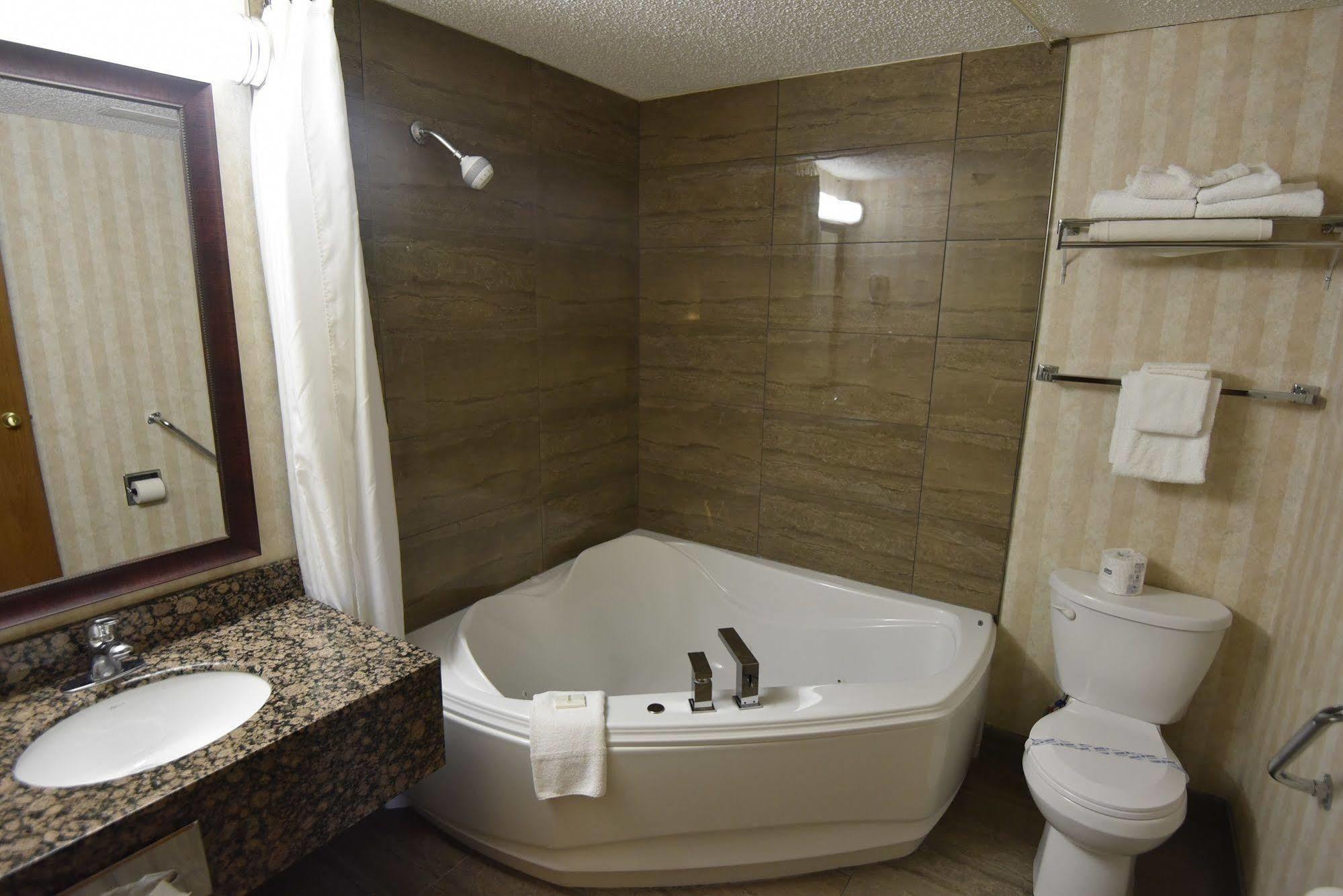 Tropical Inn - North Battleford Esterno foto