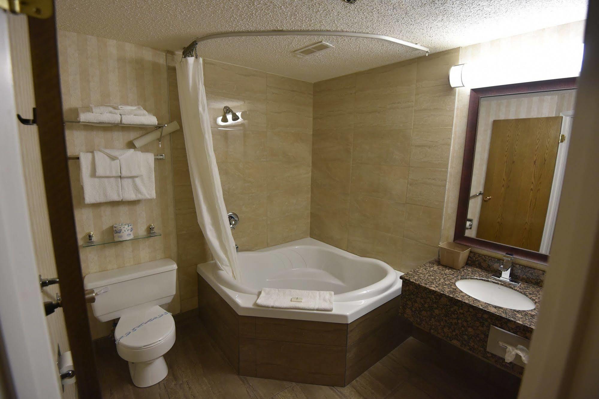 Tropical Inn - North Battleford Esterno foto